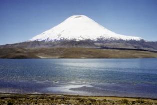 Lago Chungara mit Vulkan Parinacota
