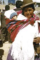Frau mit Baby in Bolivien (10K)