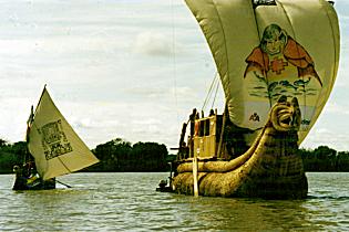 Kotamama und Begleitboot unter Segeln (17K)
