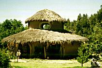 Rundes Haus im Planeta da Luz (11K)