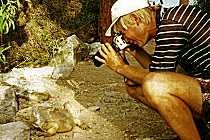 Richard fotografiert einen Leguan (9K)