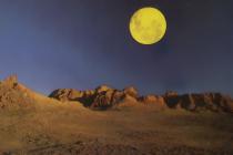 Riesiger Vollmond im Valle de la Luna