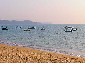 Sita Garden: Beach and fioshing boats